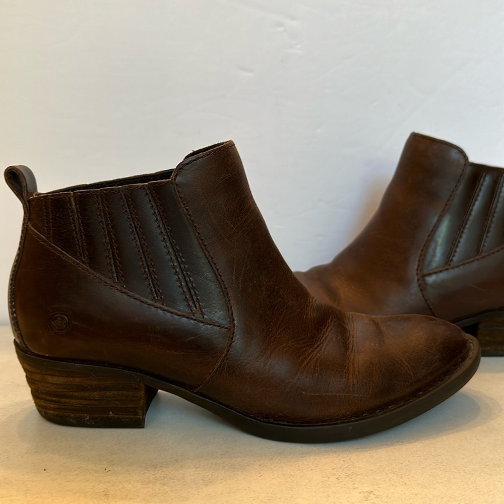 BORN women’s brown leather ankle boots Pull on Beebe Leather ankle boots size 8M